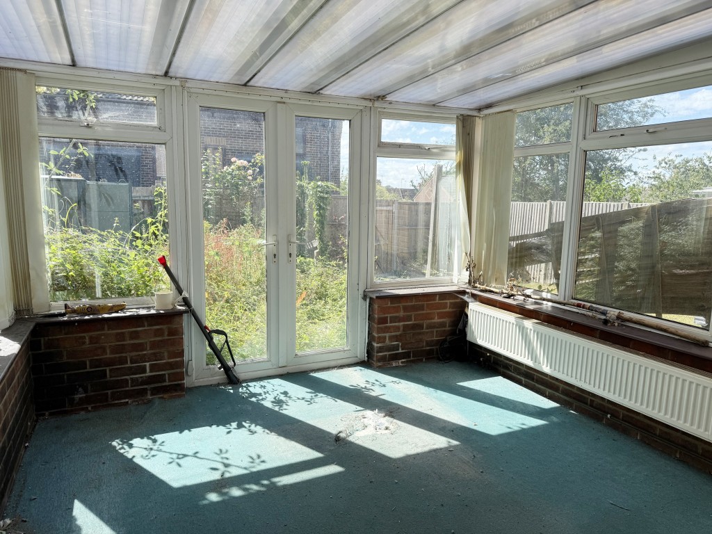 Lot: 25 - TERRACE HOUSE FOR REPAIR AND REFURBISHMENT WITH GARAGE - Conservatory with French doors to garden